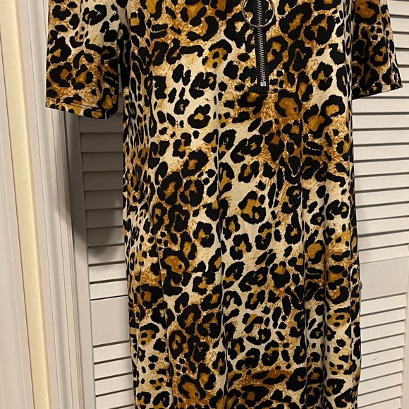Vibe Sportswear Leopard Swing Dress Shoulder Cutouts and Front Zipper 1X - Picture 3 of 14